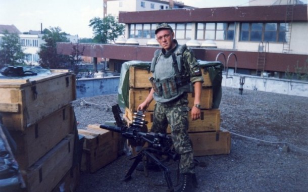 Insiden di bandara Pristina 1999. Tidak makan waktu lama sebelum 200an orang kehabisan supply makanan dan air. Rencana awal, supply tambahan akan di drop dengan jembatan udara dari pangkalan di perbatasan. Namun hal itu tidak pernah terjadi karena Bulgaria, Hungaria dan Romania menolak Russia terbang melewati airspacenya.