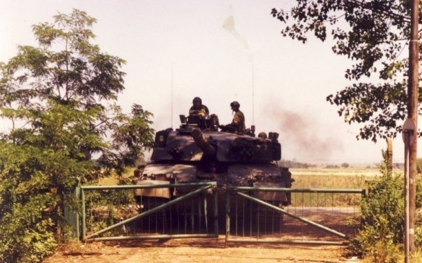 Insiden di bandara Pristina 1999. Tank NATO memblokade salah satu gerbang bandara.