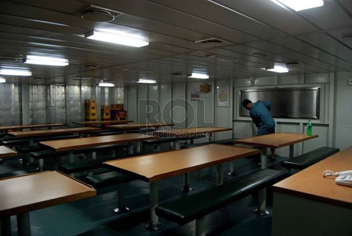 Kebersihan selalu dijaga diatas kapal ini. Petugas sedang membersihkan ruang makan.