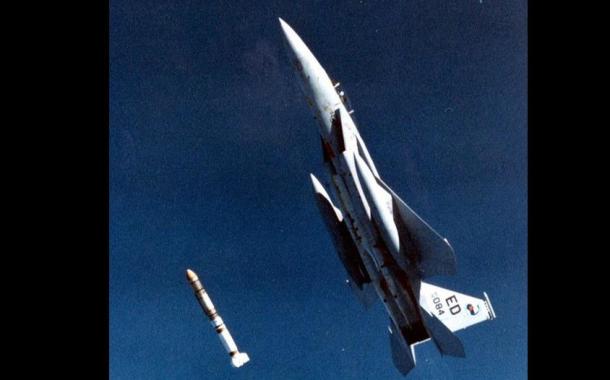 Mayor Pearson menembakkan Rudal anti satelit ASM-135 ASAT. Rudal ini kemudian menghancurkan satelit target di ketinggian 555 Kilometer